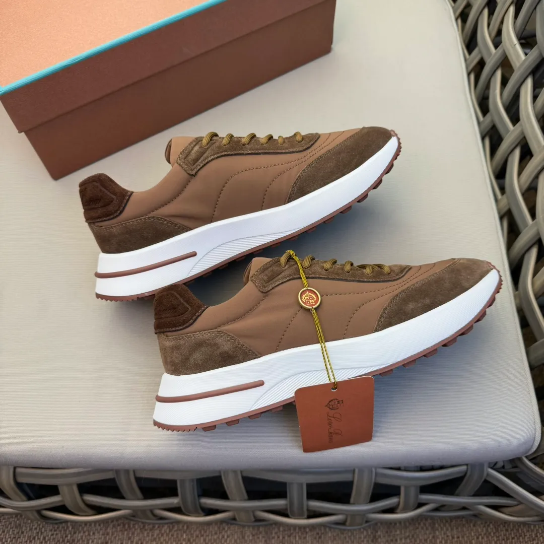 Factory price: 460💰Loro men's shoes💰iana WeekendWalk men's waterproof sports shoes! Waterproof canvas warm men's shoes, the lightest L men's shoes in history 💰jogging shoes, the upper is made of Wind microfiber with StormSystem® waterproof and windproof treatment and goatskin, which is waterproof and warm. There will be a little wrinkle on the upper, which is normal because the waterproof fabric is very soft and the exquisite carving is very challenging. Craftsmanship and lathe workmanship, the lining is made of cloth for a warmer and more comfortable fit, and the Kummel-colored rubber outsole is made of lightweight material: this structure ensures proper weight distribution during walking, improves shock absorption and rebound, enhances grip and stability, and the eyelets and upper back of the shoe are embellished with light and very comfortable shoes! Packed in the original box at the counter, multiple colors available! Size: 39-40-41-42-43-44 45 standard leather shoe size